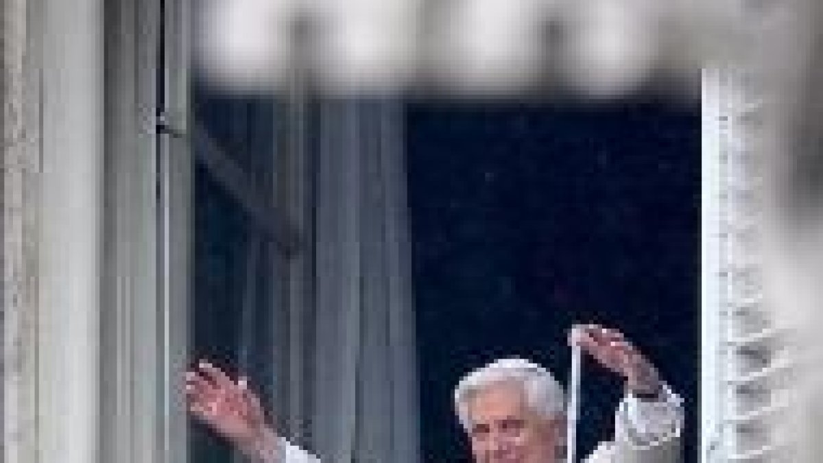 Benedicto XVI saluda desde San Pedro