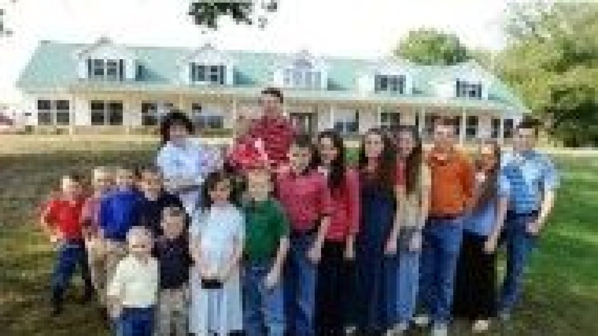 Acusan a una familia de 18 hijos y otro en camino de ser un «peligro» social