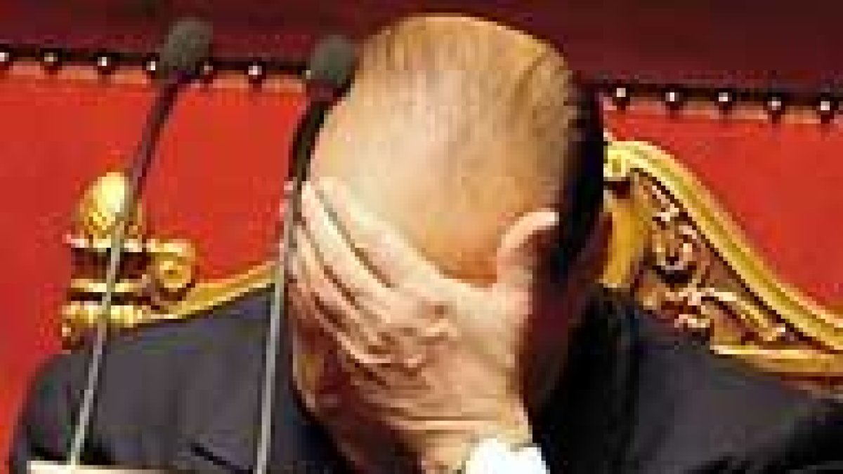 BERLUSCONI SALE PERDIENDO