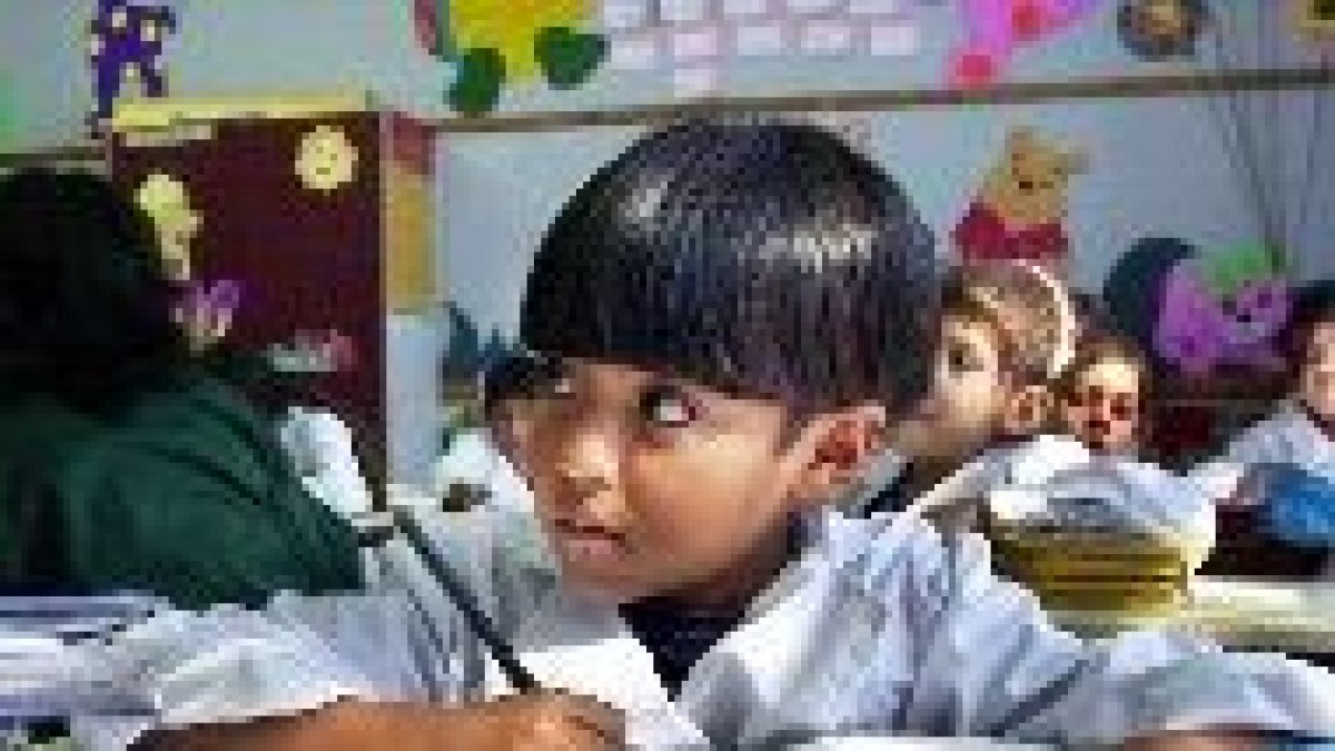 Un niño atiende en una escuela católica