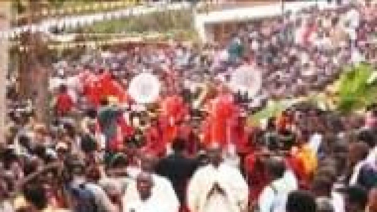 Una procesión católica en Uganda