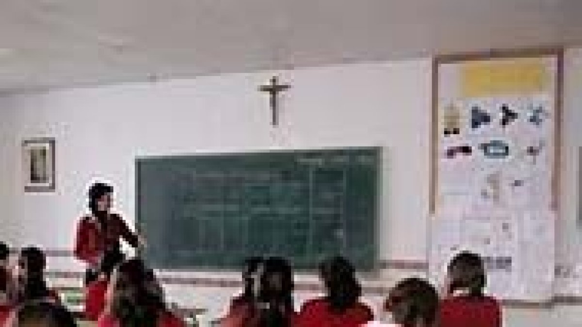 Una clase con crucifijo