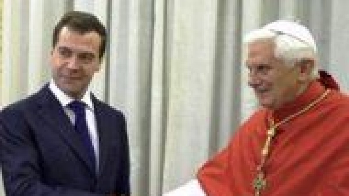 Benedicto XVI junto a Medvedev