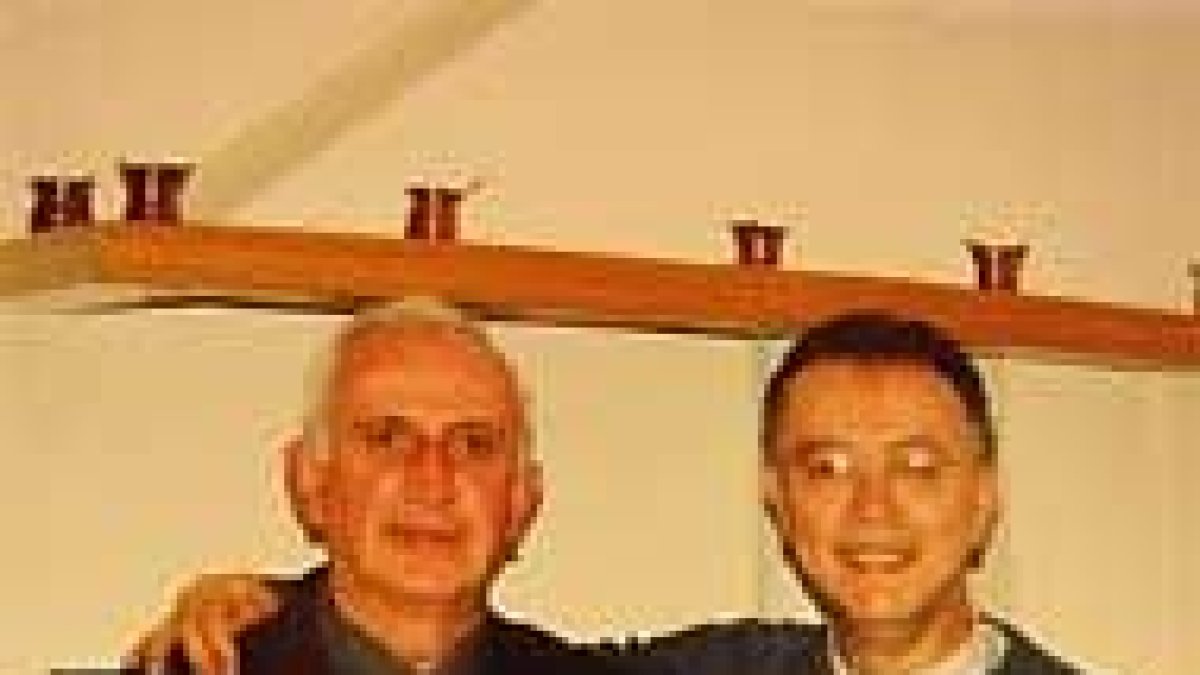 A la derecha, monseñor Eccel.