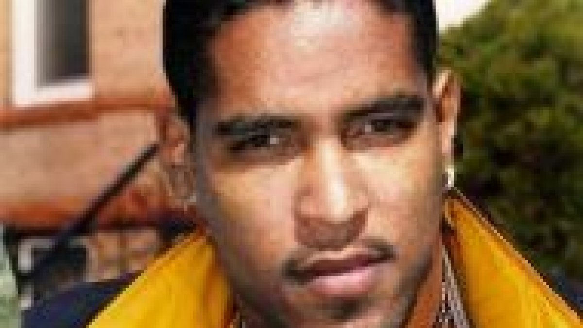 Un miembro de los Latin King muestra sus tatuajes