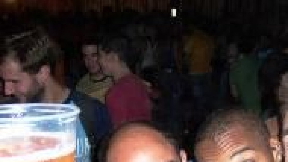 Jóvenes en un botellón en Córdoba