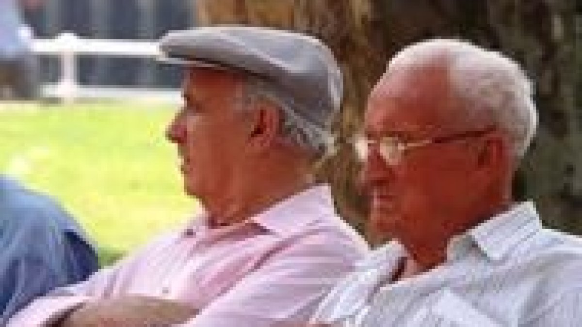 dos ancianos descansan en un parque