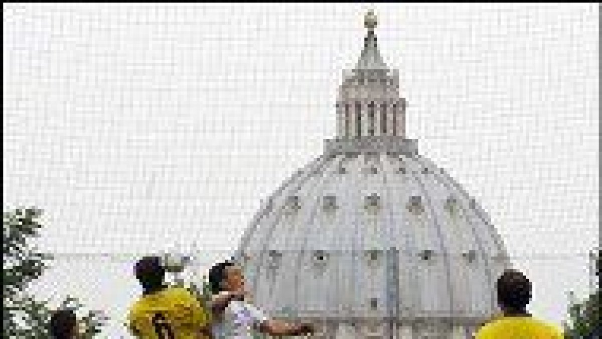 Dos jugadores disputan un balón en la Clericus Cup