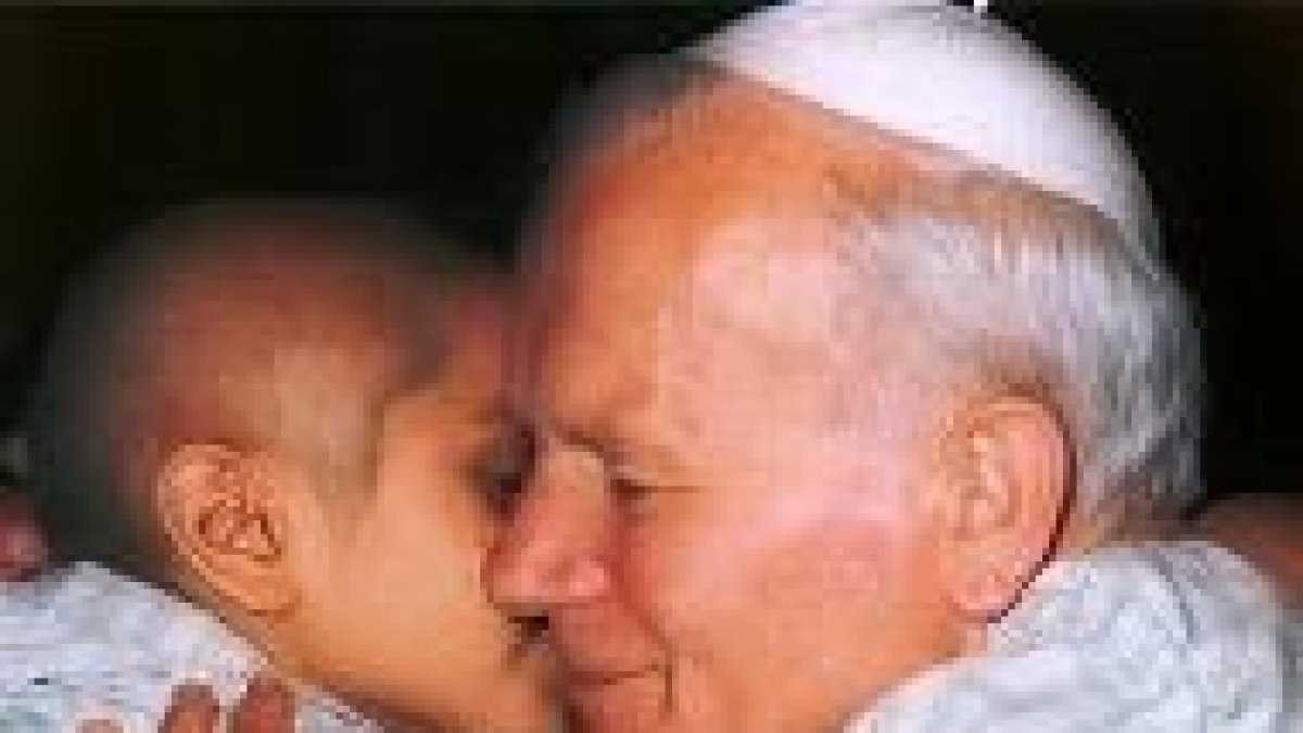 Juan Pablo II abraza a un niño
