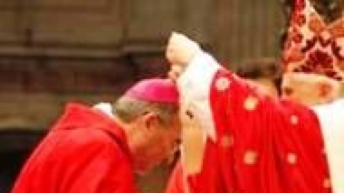 Monseñor Jaume Pujol recibe el palio de Benedicto XVI