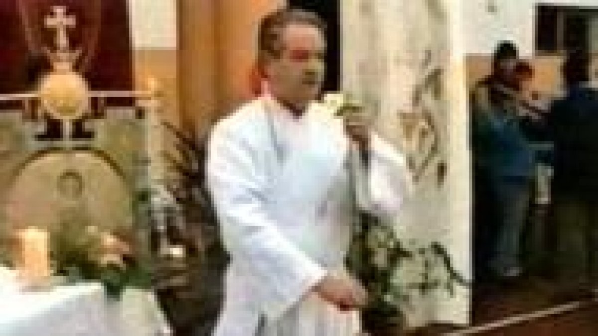 Un diácono con el incensario