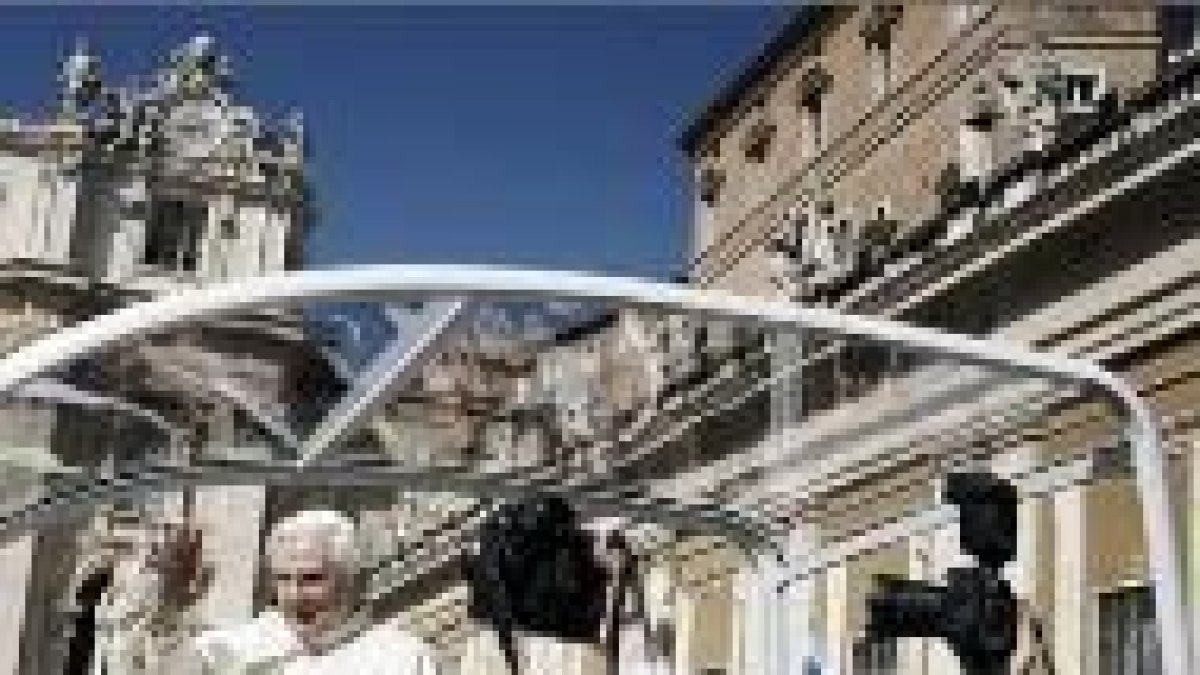 El Papa saluda a los peregrinos en San Pedro