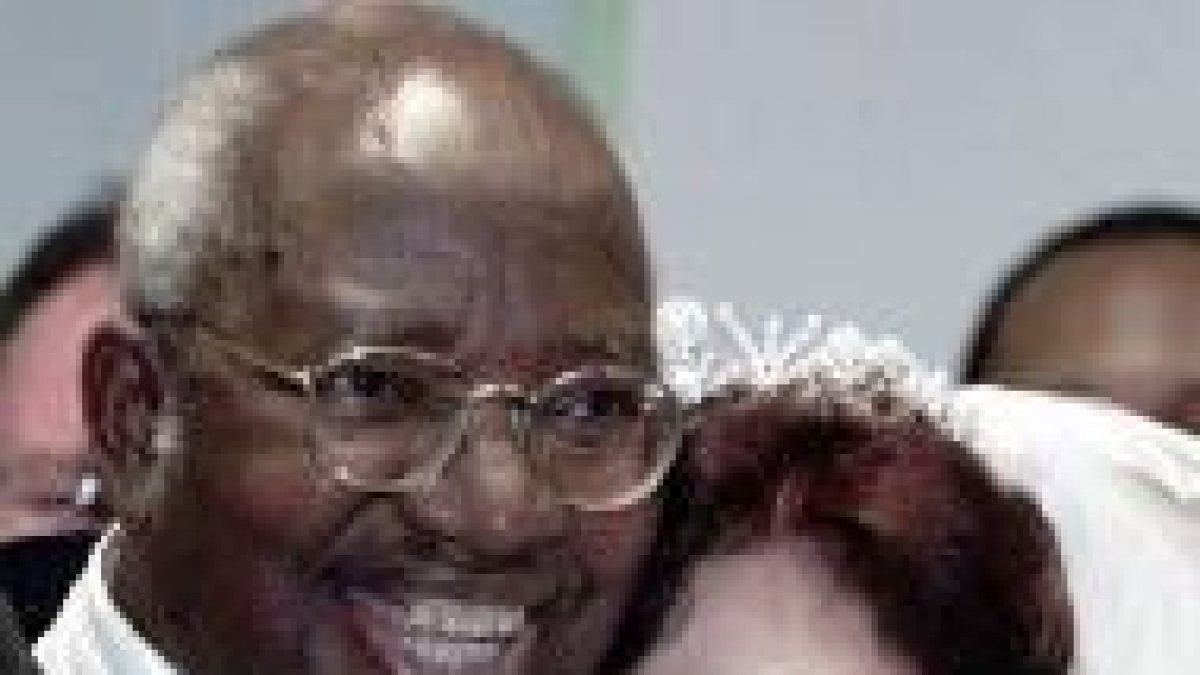 Emmanuel Milingo con su mujer