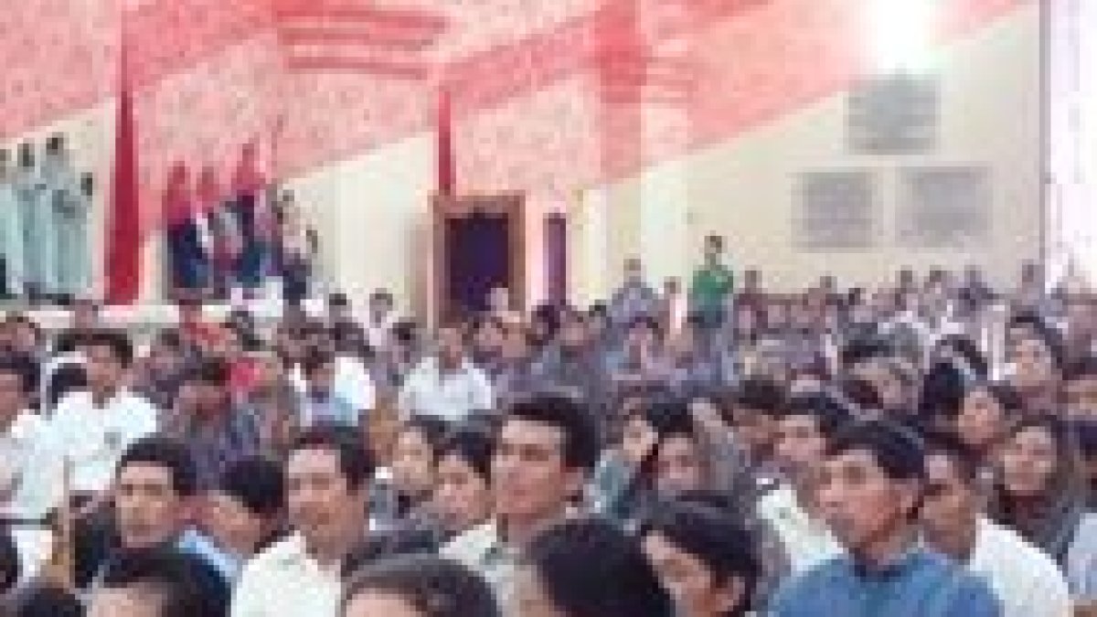 Un grupo de guatemaltecos atiende la catequesis