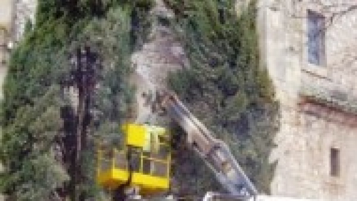 Momento de la retirada de la cruz de la iglesia de Mota del Cuervo