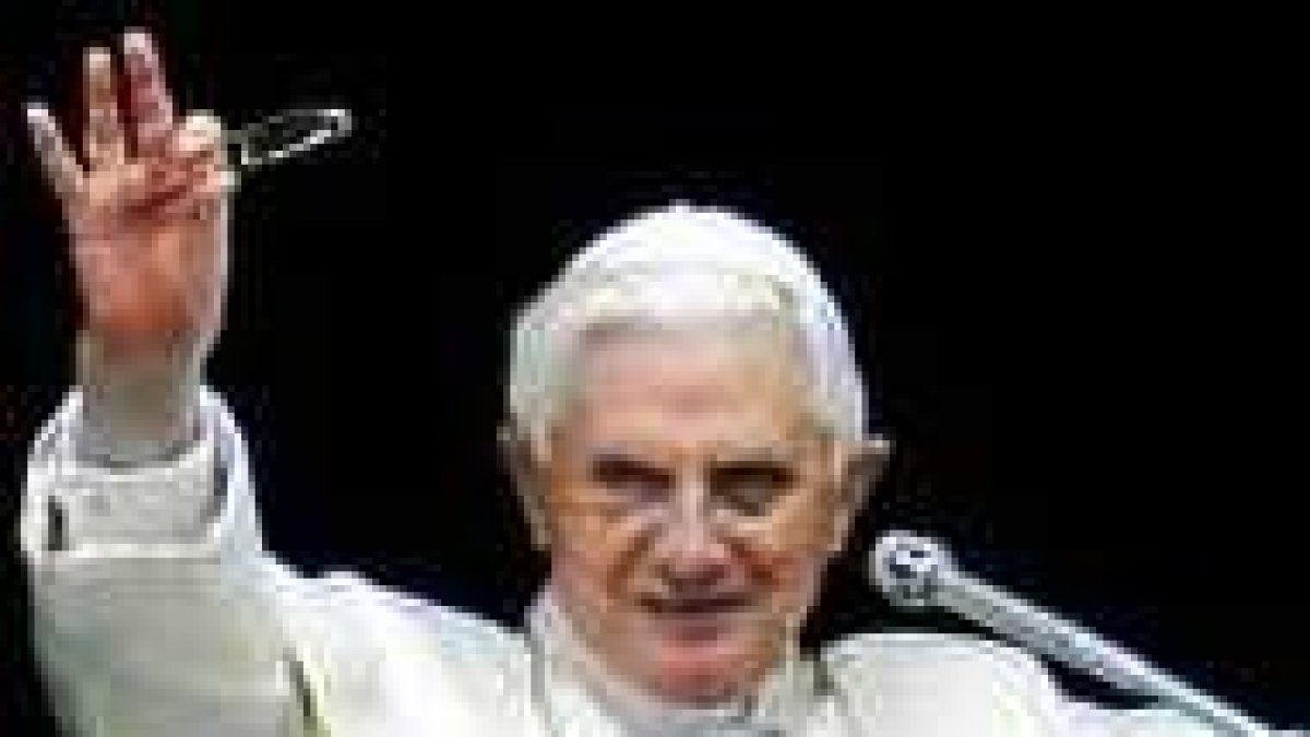 Benedicto XVI saluda desde su despacho en El Vaticano.