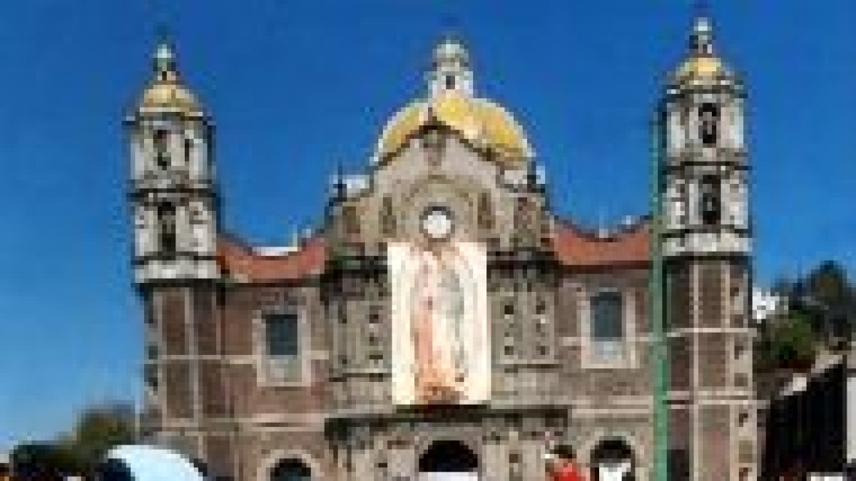 Peregrinos con una Virgen de Guadalupe