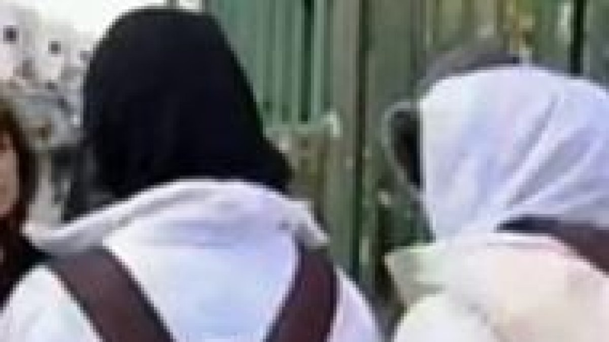 Alumnas portan el velo islámico en un colegio de Madrid
