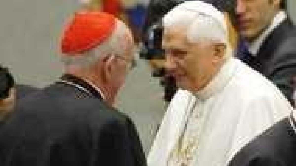 Benedicto XVI saluda al primado de Irlanda, Sean Brady