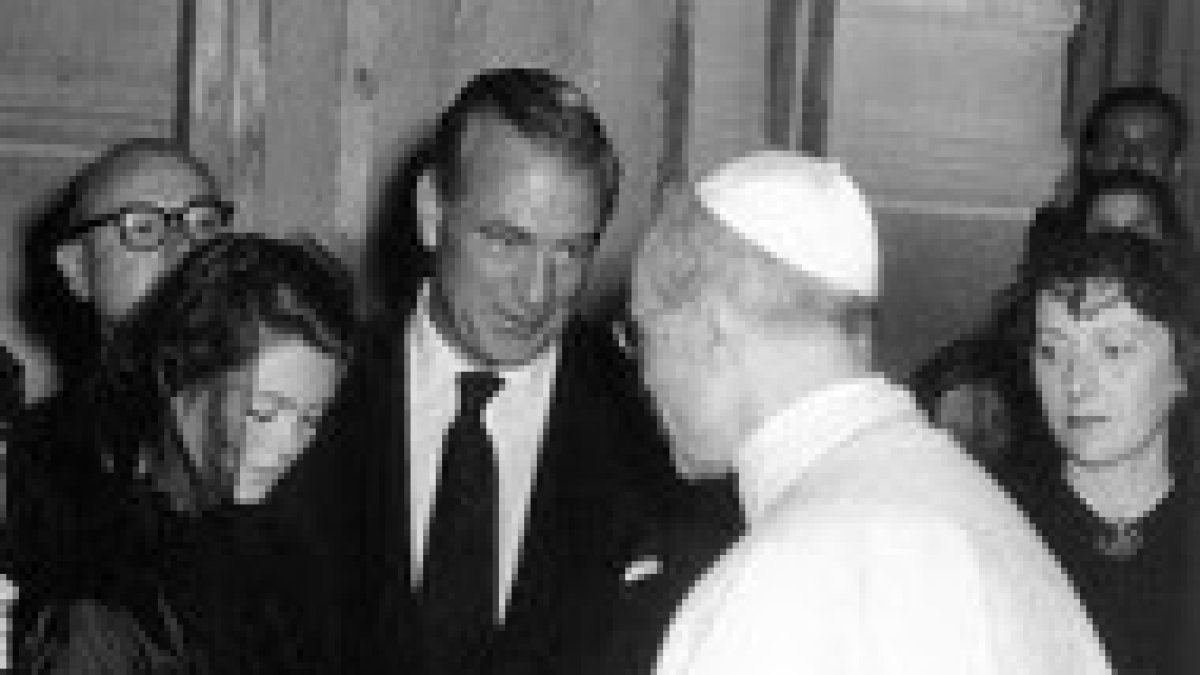 Gary Cooper cumplimenta al Papa Pío XII, años antes de su conversión.
