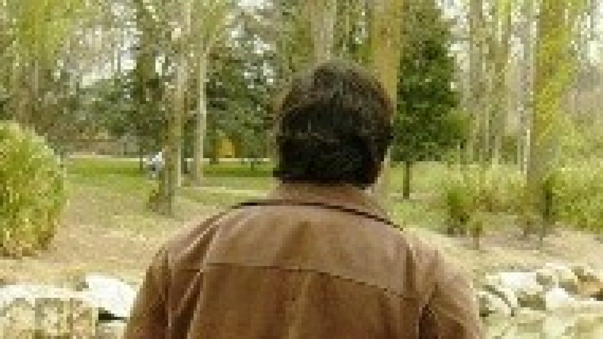 Pablo, ex gay, posa ocultando su rostro