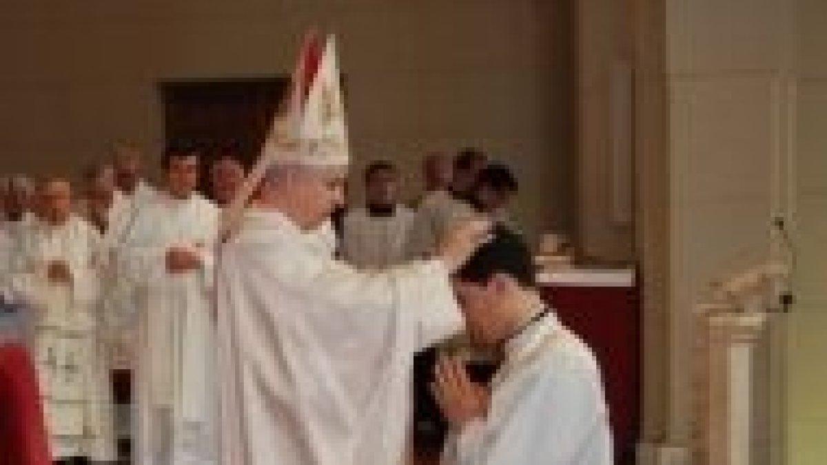 El obispo Quinteiro fiuza ordena a un nuevo sacerdote