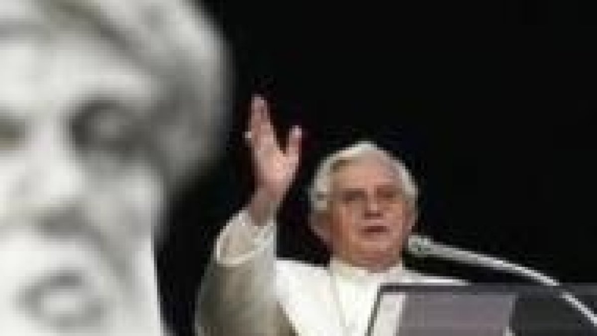 Benedicto XVI saluda desde la ventana de su despacho en San Pedro