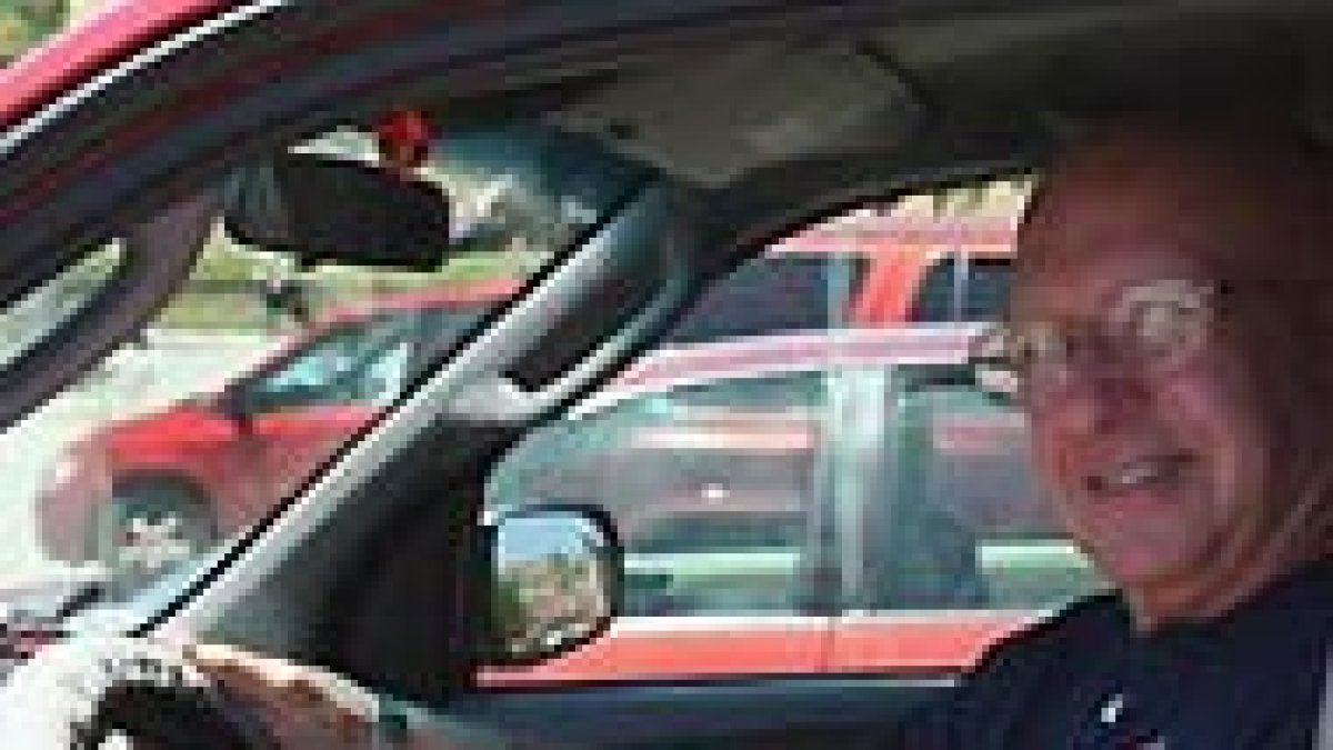 Wayne Kneeskern con su invento