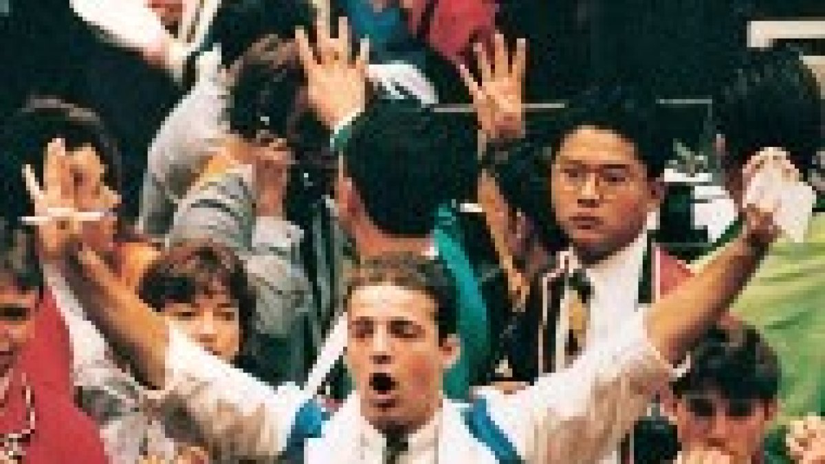 Un hombre vende acciones en el parqué de Londres