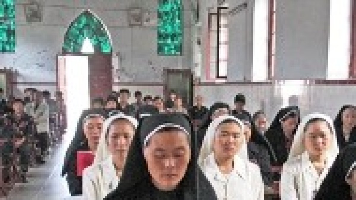 Un grupo de religiosas chinas ora en una iglesia