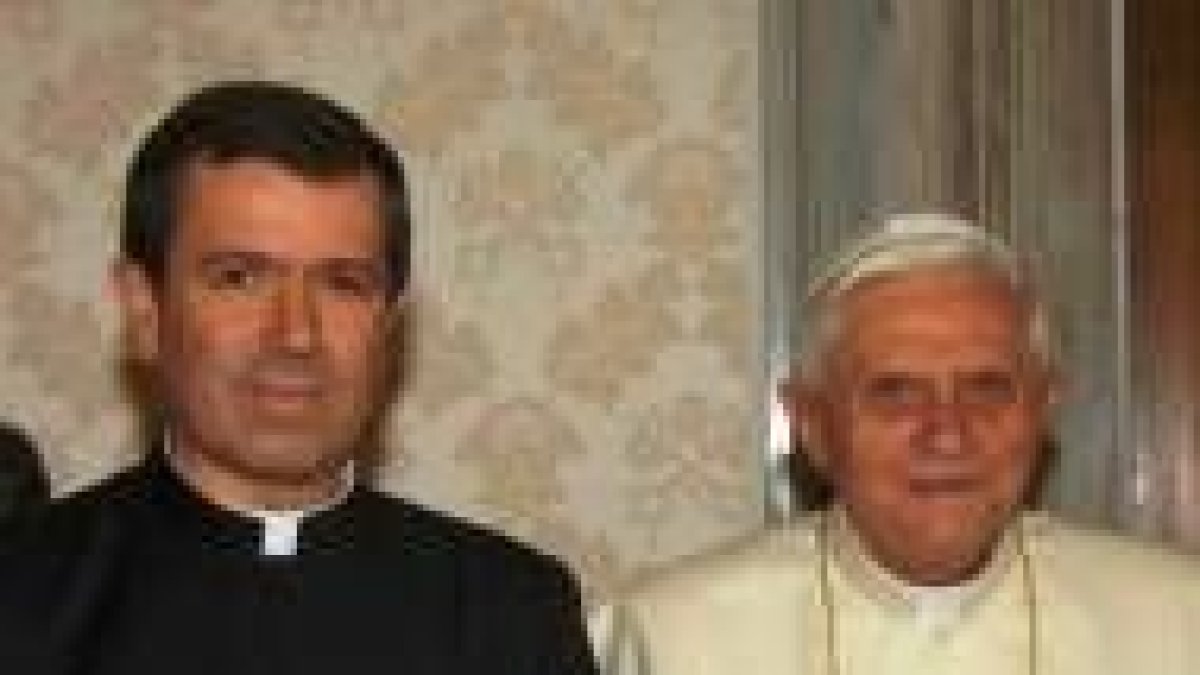 El padre Álvaro Corcuera junto a Benedicto XVI