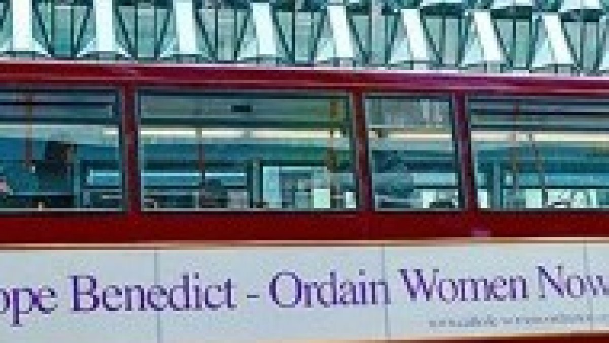 Autobuses londinenses con la campaña pro ordenación de mujeres