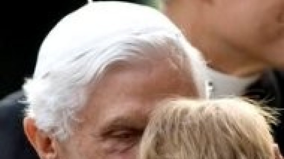 El Papa con un niño durante su visita a Reino Unido