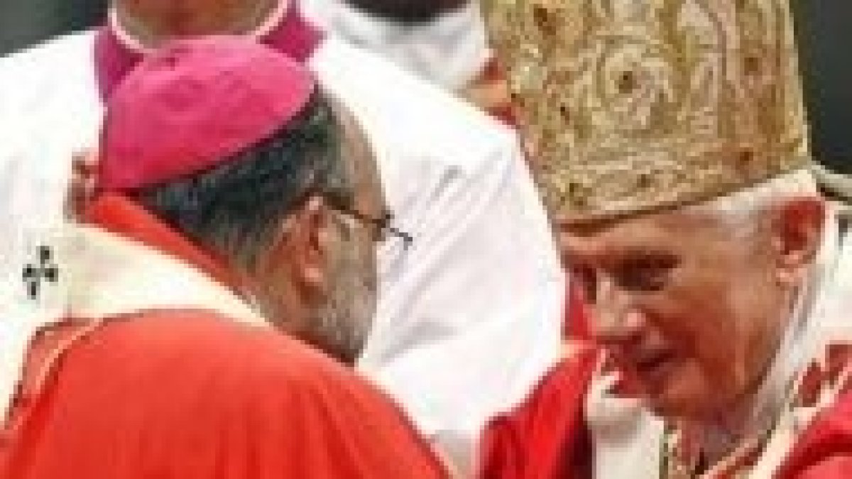 El Papa impone el palio al Arzobispo Jesús Sanz