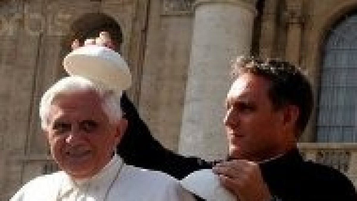 Benedicto XVI y monseñor Georg Gänswein