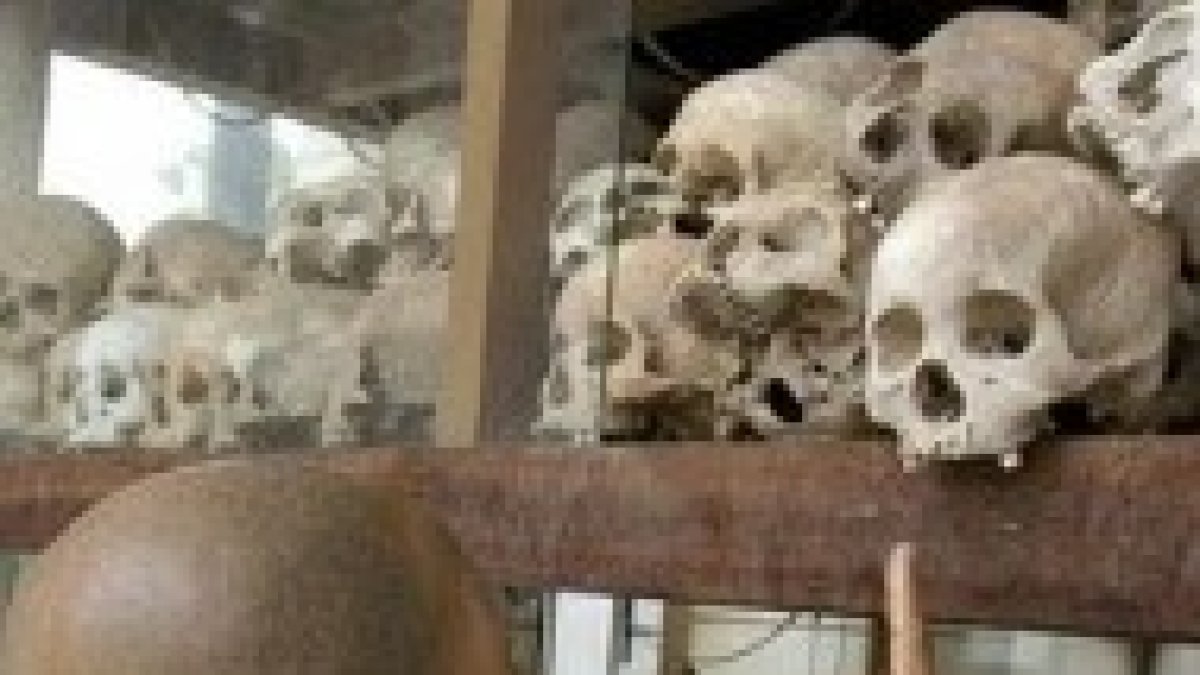 Calaveras en el campo de exterminio Choeung Ek en Phnom Penh, capital de Camboya.