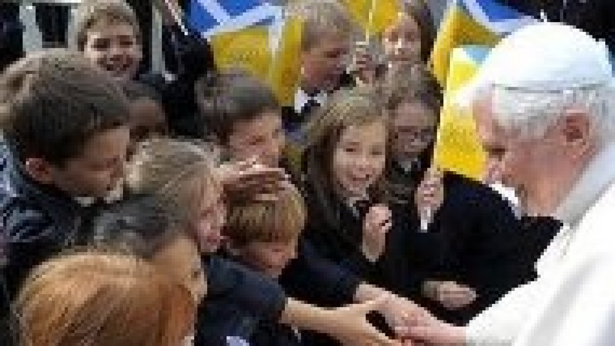 Benedicto XVI con unos niños en Edimburgo
