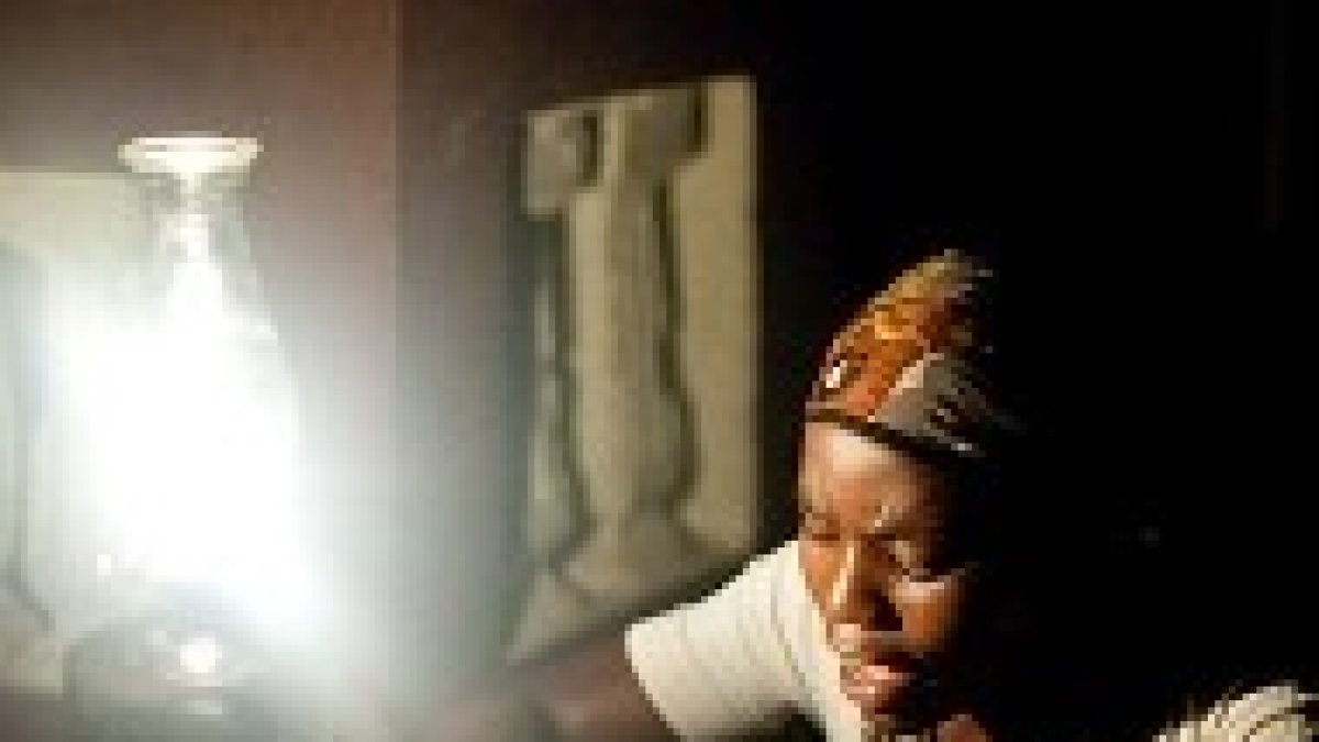 Una mujer lee la Sagrada Escritura