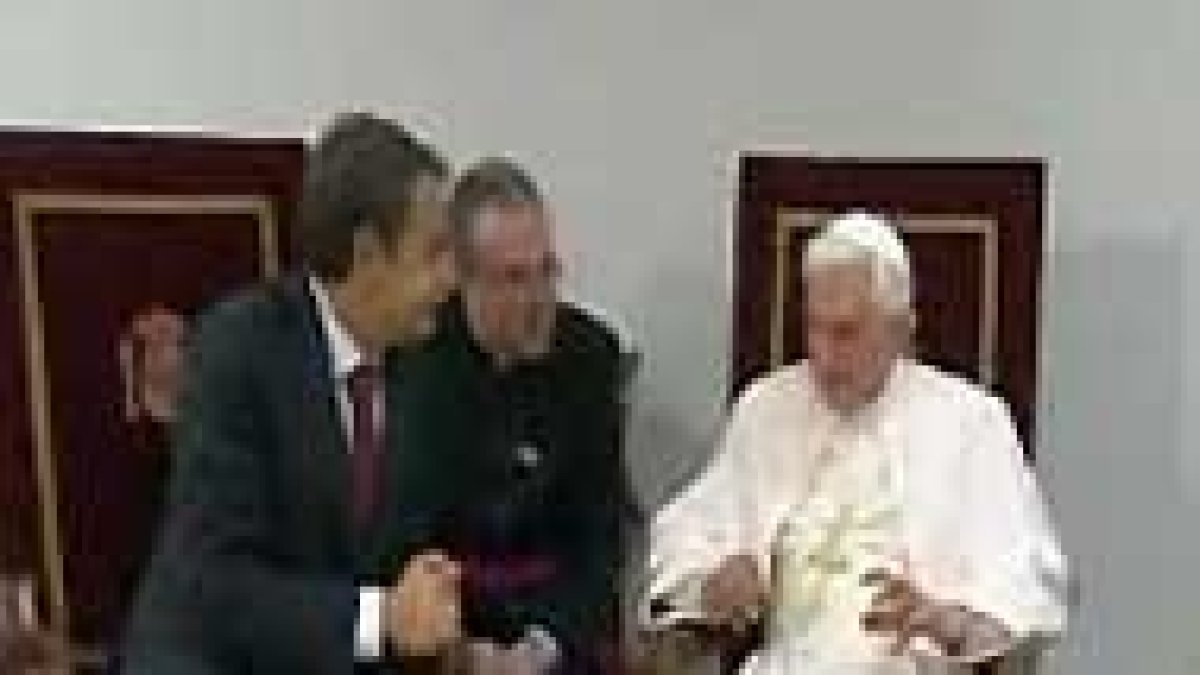 Zapatero, con el Papa, en el momento de la despedida.