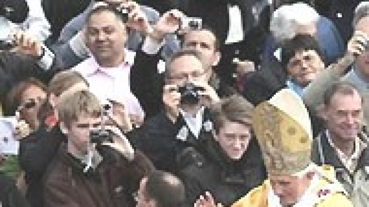 El Papa al llegar este domingo a la Plaza de San Pedro.