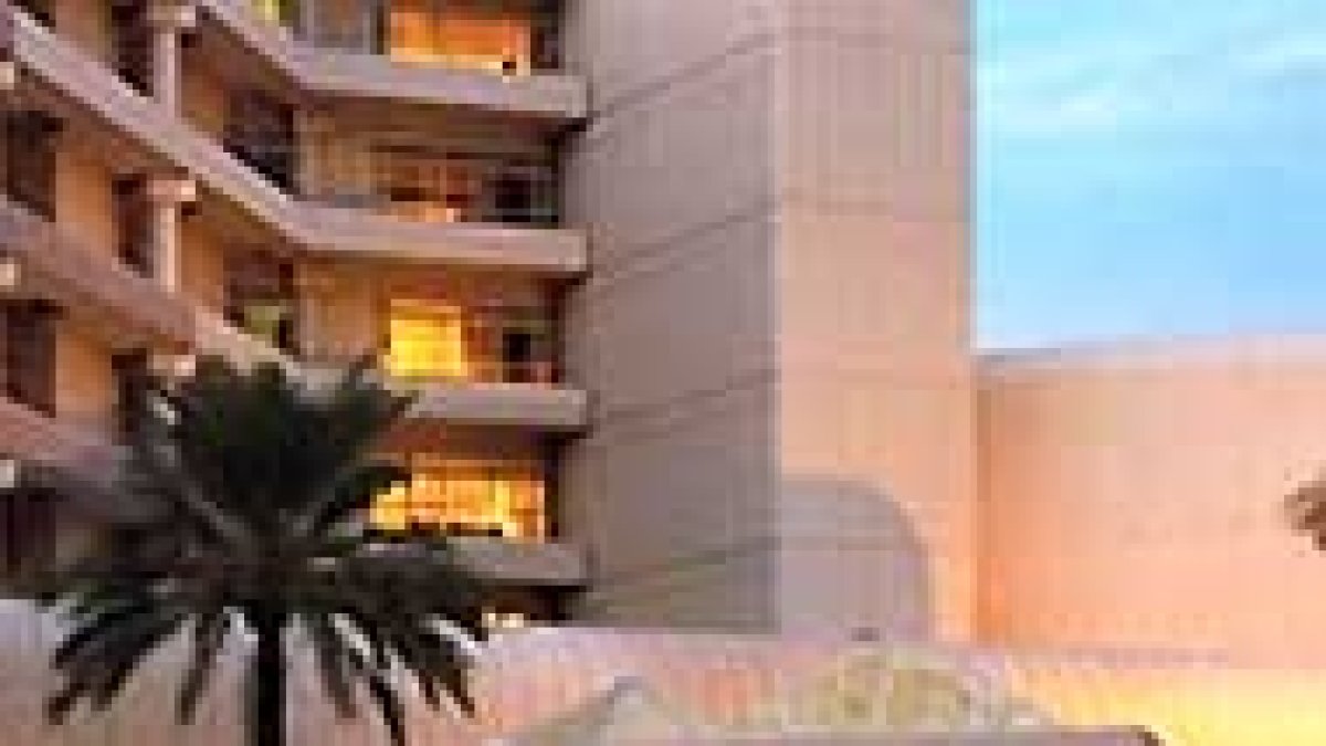 San José con el niño en brazos en el St Josephs Hospital.