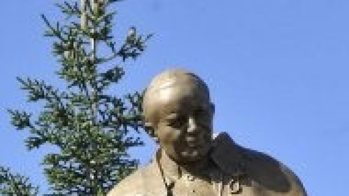 Estatua de Juan Pablo II en el barrio de Lezkairu