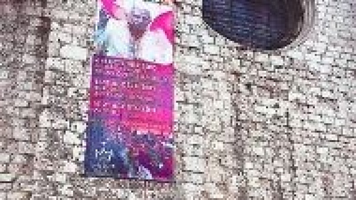 Iglesia de San Lesmes con el cartel de la JMJ manchado con pintura