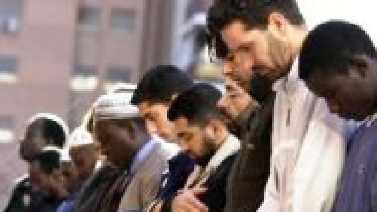Un grupo de musulmanes reza en Valencia