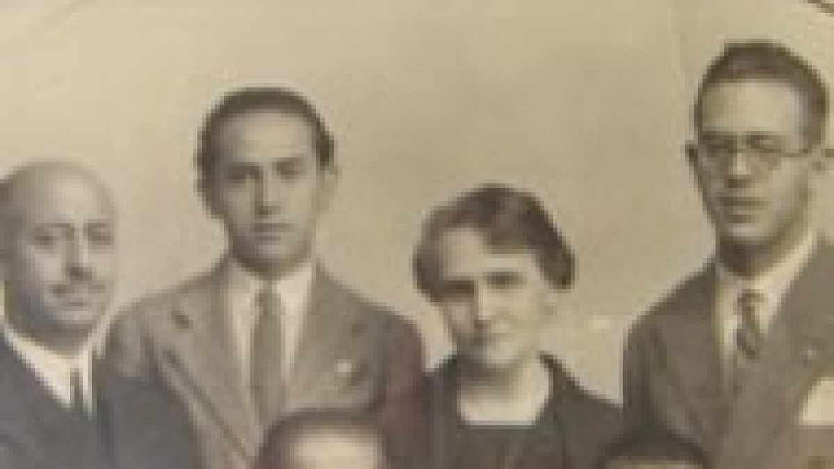 Liberato Moralejo (izq) y el pequeño Antonio (derecha primer plano)