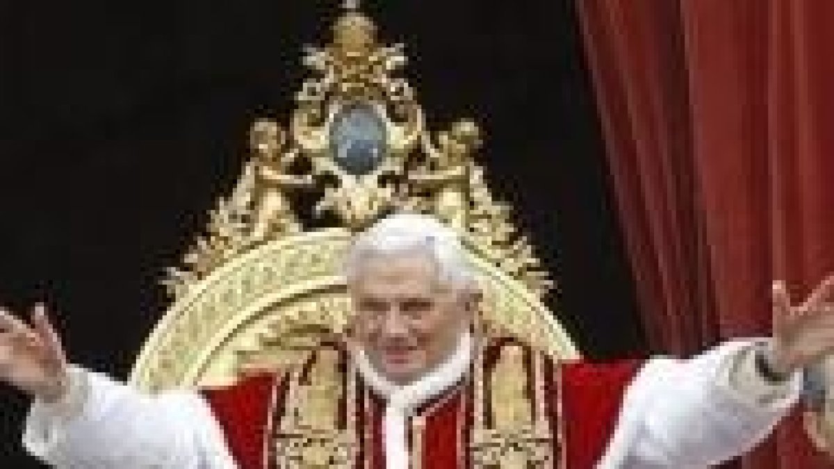 Benedicto XVI durante la bendición Urbi et Orbi
