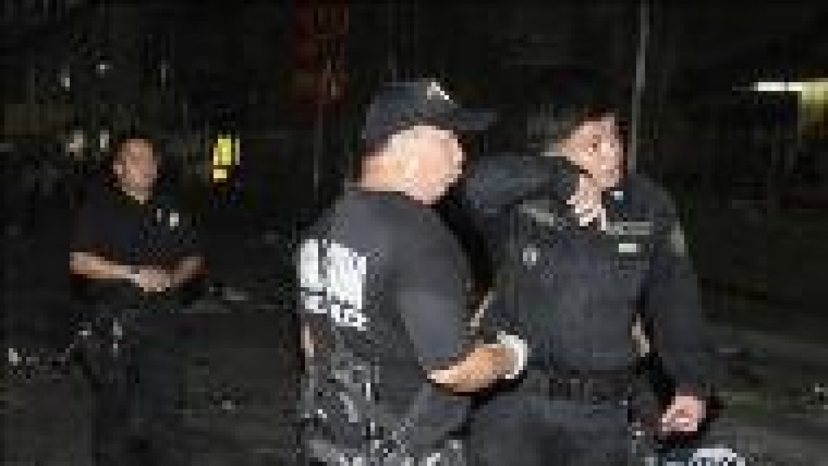 Policías filipinos en el lugar de la explosión