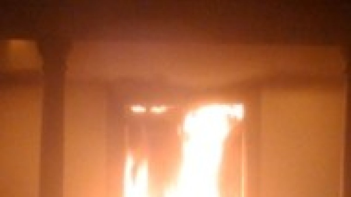 Puerta en llamas (Foto: NoticiasDeMajadahonda.es)