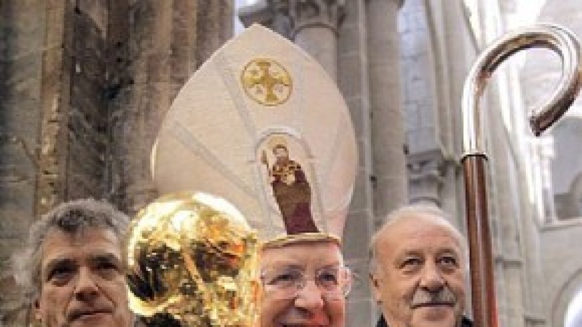 Monseñor Julián Barrio con la Copa