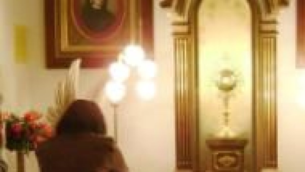 Una adoradora ante el Santísimo